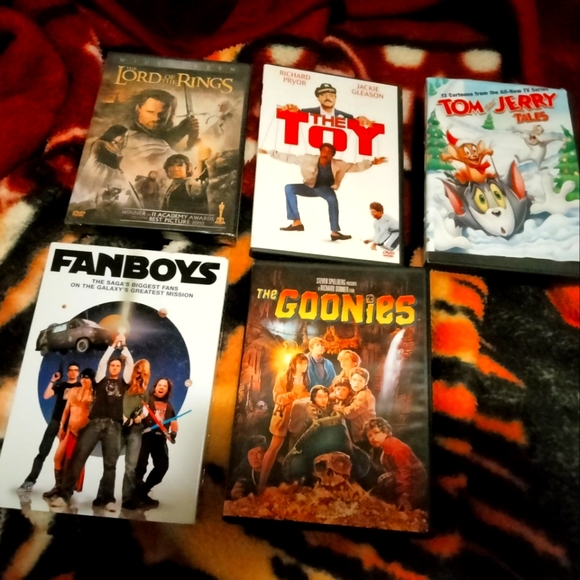 Bundle 5 Movies-2 New. 3 Used. All in Excellent condition. - Picture 1 of 6